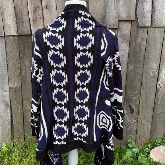 Charlotte Russe Asymettrical Fringe Shrug Wrap - Picture 5 of 11